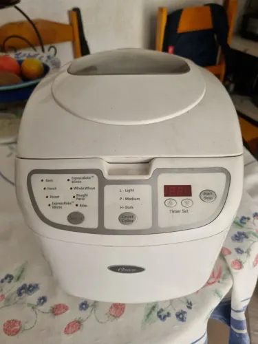 Maquina de fazer pão Oster 5836