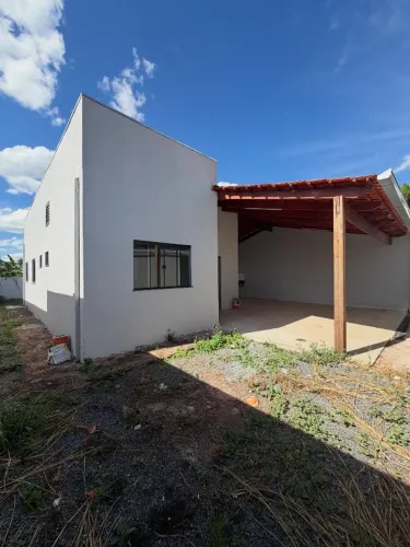 Casa com quintal e garagem