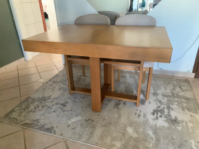 Mesa de madeira pra mais informação estou no WhatsApp *