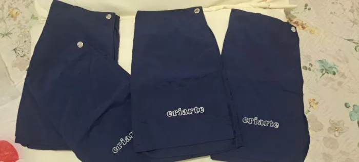 Conjunto quatro shorts/saia azul marinho, farda Escola Módulo Criante, 10/12 anos.