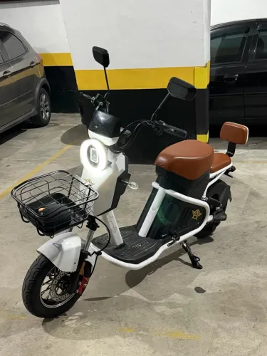 Moto elétrica semi nova