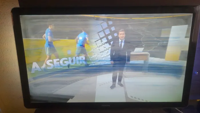 Tv com avaria na tela porém da pra assistir 
