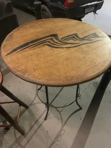Mesa de varanda estilo bistrô giratória + 2 Bancos de madeira