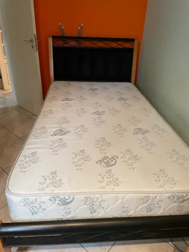 Cama de viúva de ferro e madeira