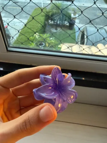 mini presilha de flor roxa