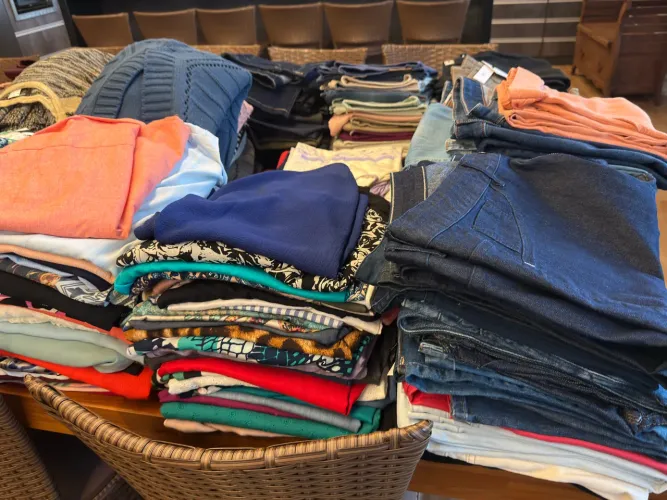 Roupas novas e calçados novas