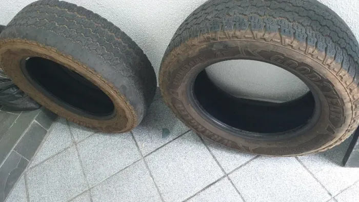Pneus 265/60/18 para caminhonete.