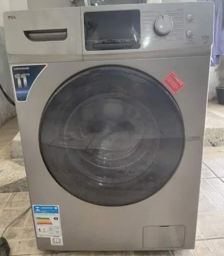 Vendo maquina de lavar e secar 11 kg contato:( *