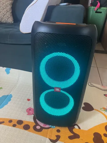 Caixa de Som Portátil JBL PartyBox 100 com Bluetooth, Luzes LED - 160W RMS