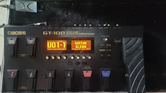 Pedaleira Boss GT-100 com case para guitarra