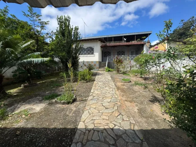 Casa para alugar com 2 quartos e quintal no bairro Cachoeirinha