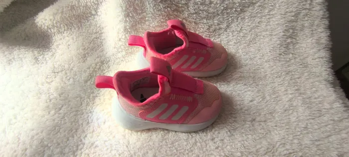 Tênis Adidas original para bebê.