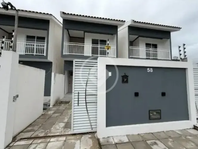 Imóvel com fachada moderna, acabamento em tons de cinza e branco e ambientes amplos, que p