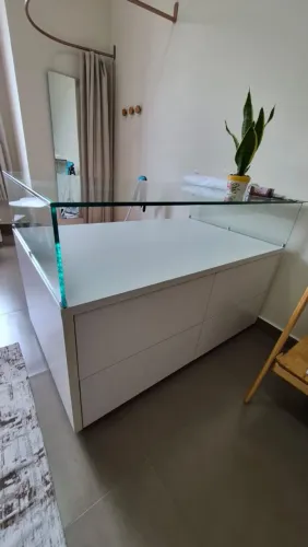 Balcão em mdf para loja com gavetas
