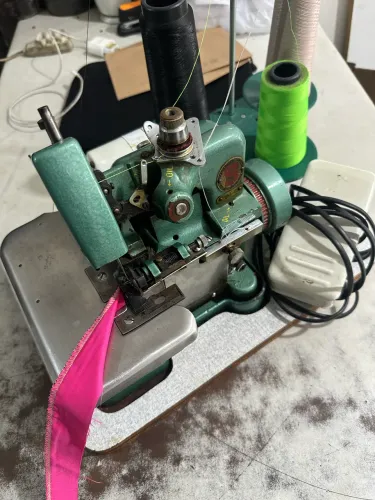 Máquina de costura overloque semi industrial