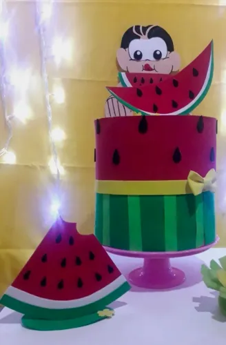 Decoração de festa magali com personagem e bolo fake