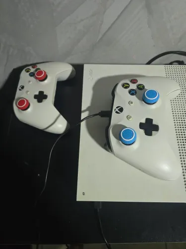 Vendo ou troco Xbox one 2 controles 1.500 ou troco Ps4 slim ou mesa de ping pong.