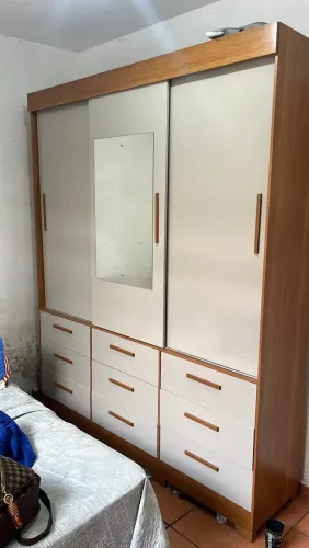 Vendo esse guarda roupa novo !