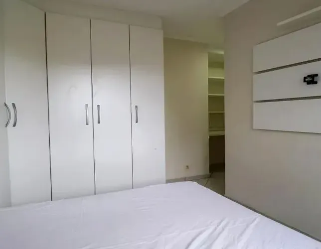 Apartamento ( 2 dormitórios ) , aluguel anual com caução e com mobília. 