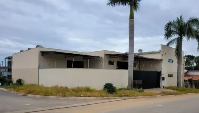 Barracão comercial à venda em Araçoiaba da Serra-SP, bairro X: 3 salas, 2 banheiros, 4 vag