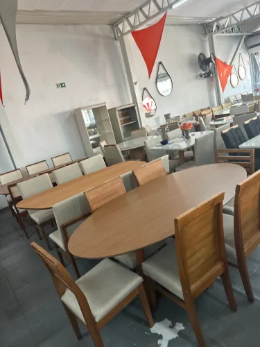 Mesa oval de madeira