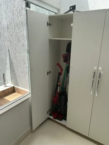 Sapateira e porta vassouras planejado