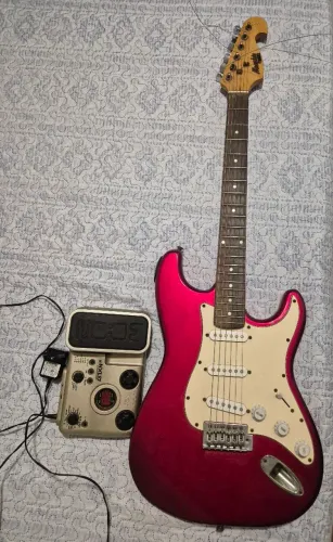 Guitarra modelo Strato Menphis MG32 e Pedaleira ZOOM G1XN