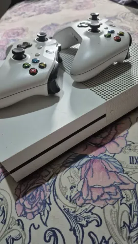 Xbox One S 500GB + 2 Controles + 3 Jogos Originais