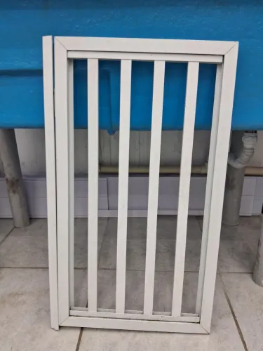 Vendo portão pequeno de alumínio branco