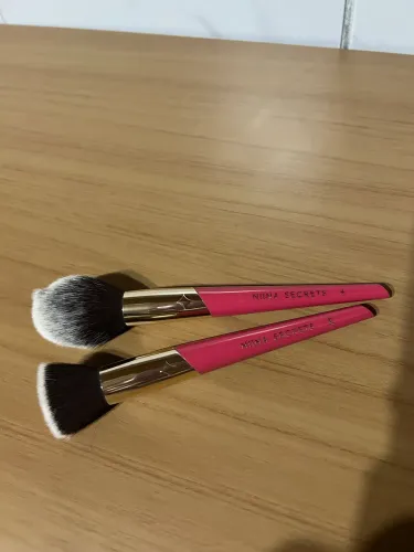 2 pincel Niina Secrets blush e base.