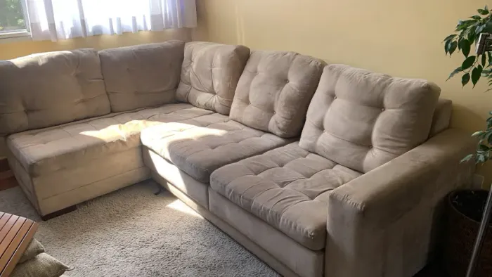 Sofá em "L", tecido, 4 lugares, com chaise fixa numa das laterais