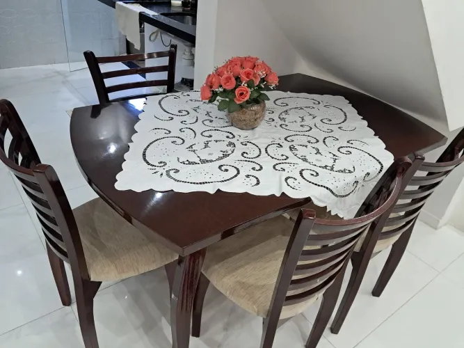 Mesa c 4 cadeiras madeira mogno 1.50 por 90