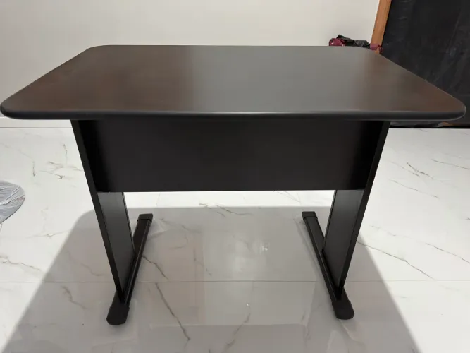 Mesa de Escritório em MDF Preta 90x60x75 - Perfeito estado