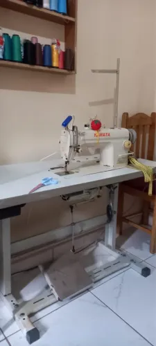 Máquina de costura reta