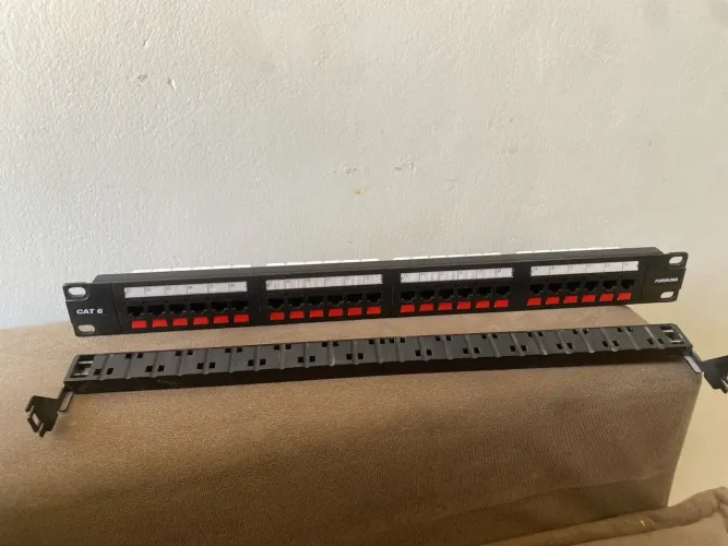 Patch Panel GigaLan CAT.6 de 24 portas da marca Furukawa.