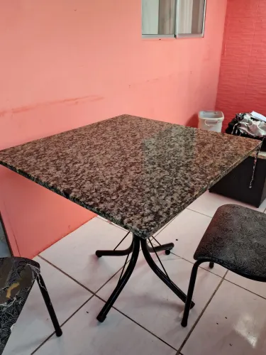Mesa de mármore com 2 cadeiras 