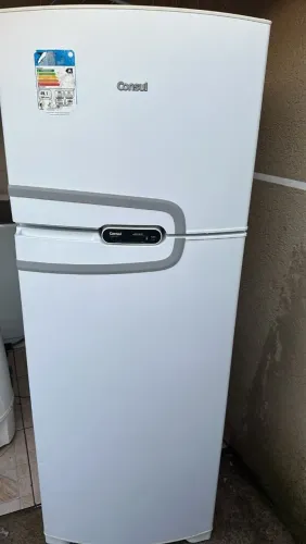 Vendo uma geladeira seme nova