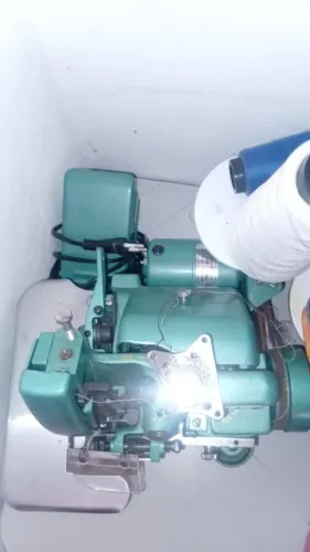 Máquina em perfeito estado overloque