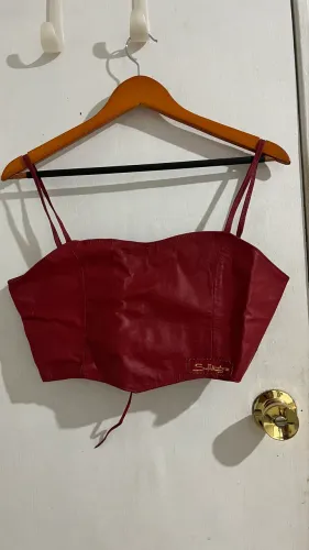 corset de couro vermelho