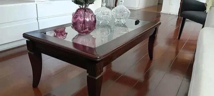 Mesa de centro madeira maciça com tampão de vidro