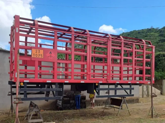 Carroceria Metálica / Gaiola para Transporte de Gás (GLP) - Excelente Estado