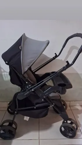Carrinho de bebê.