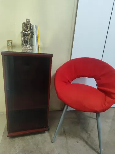 Rack simples e poltrona vermelha 