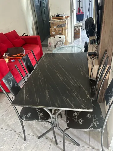 Mesa com 4 cadeiras 250,00