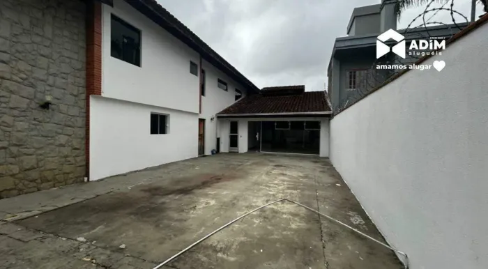 Aluguel Anual: Casa Comercial com 5 salas, 5 banheiros no centro de Balneário Camboriú