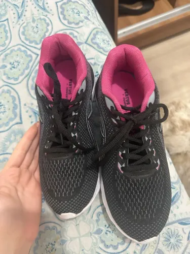 Tênis de corrida preto com rosa