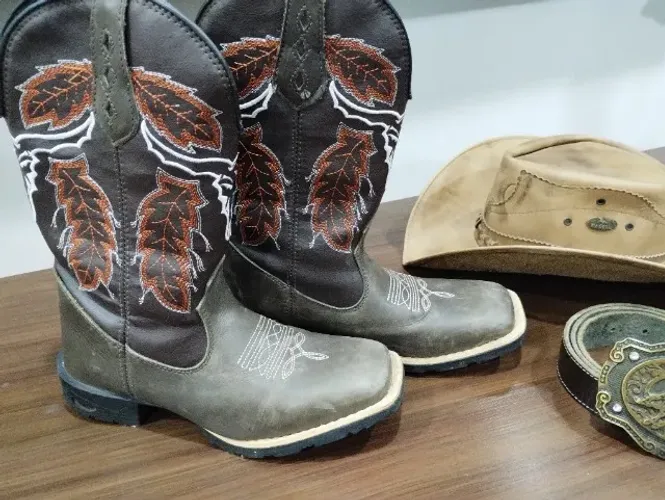 Kit bota, cinto e chapéu
