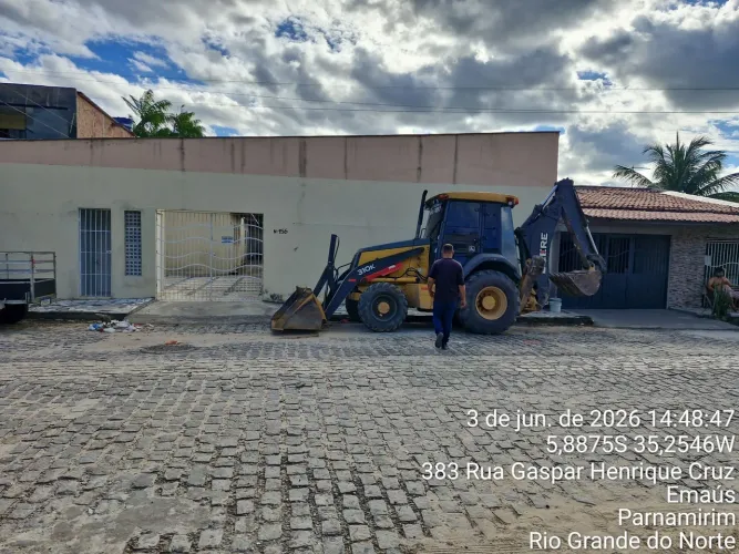 Retroescavadeira disponível para locação diária