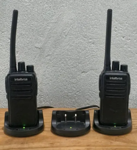Par Radio Comunicador Intelbras Rc 3002 G2 + 3 Bases Carregadoras