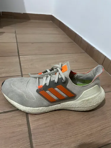Tenis adidas ultraboost 22 branco laranja
